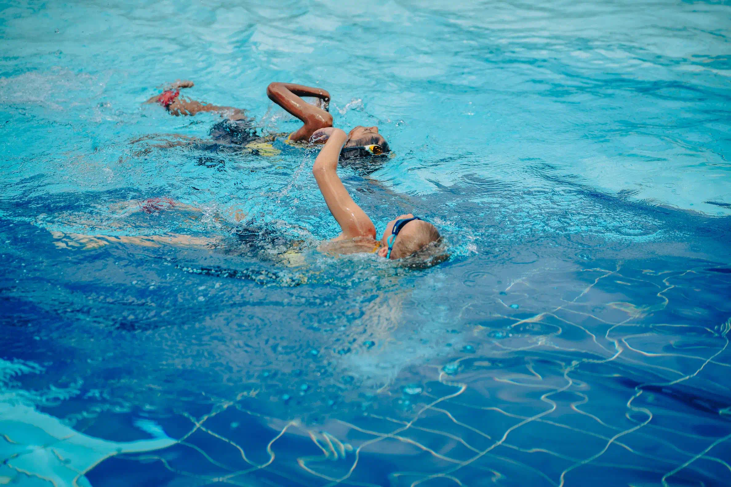 Jeunes nageurs en cours de natation en fin d'après-midi