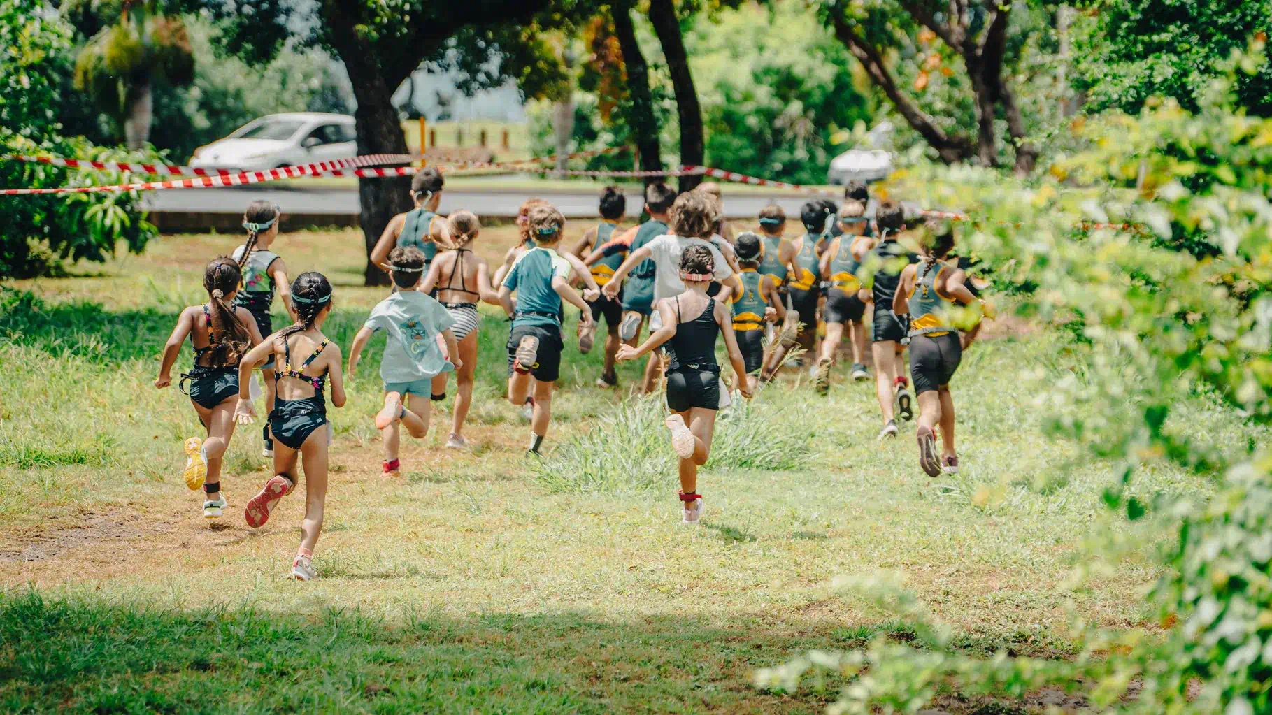 Jeunes triathlètes en transition vélo–course à pied